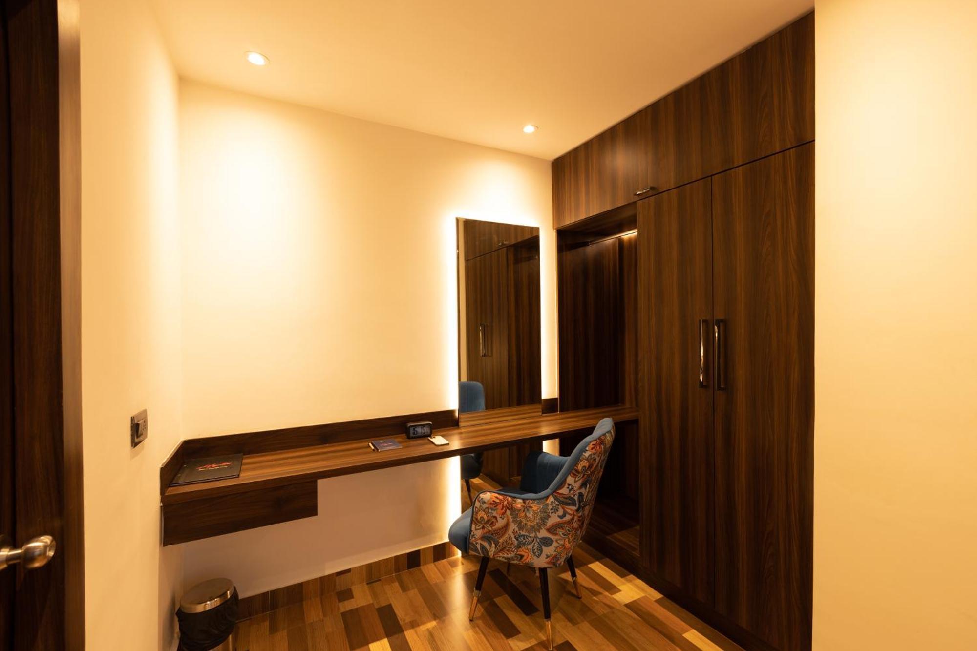 Hyphen Business Hotel ノイダ エクステリア 写真