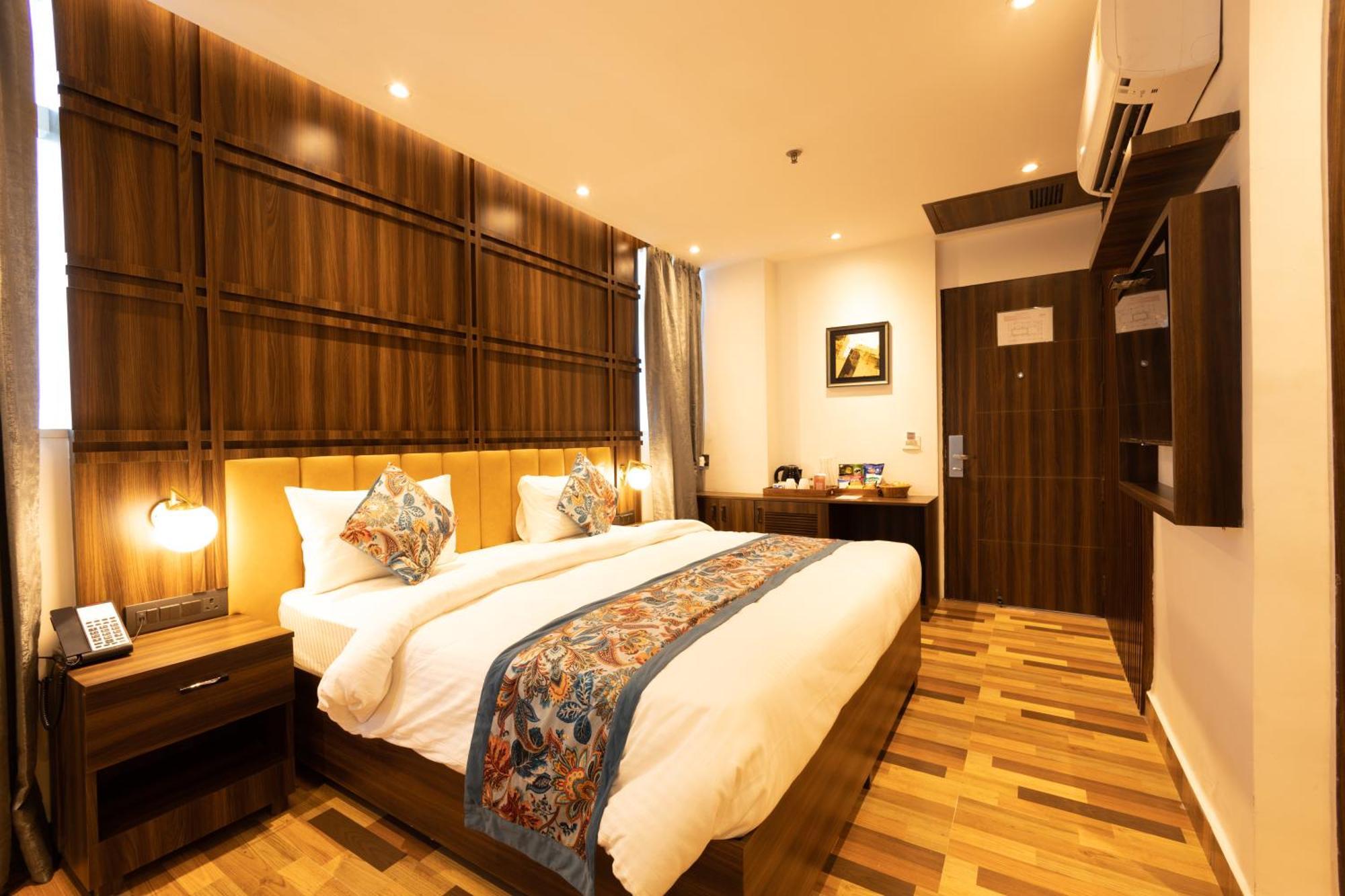 Hyphen Business Hotel ノイダ エクステリア 写真
