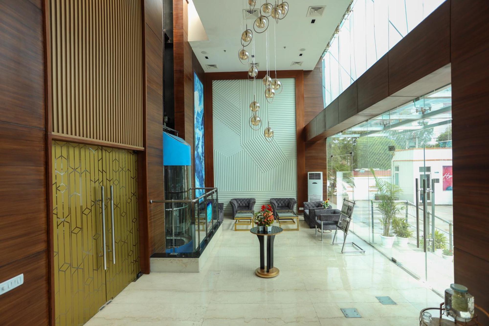 Hyphen Business Hotel ノイダ エクステリア 写真