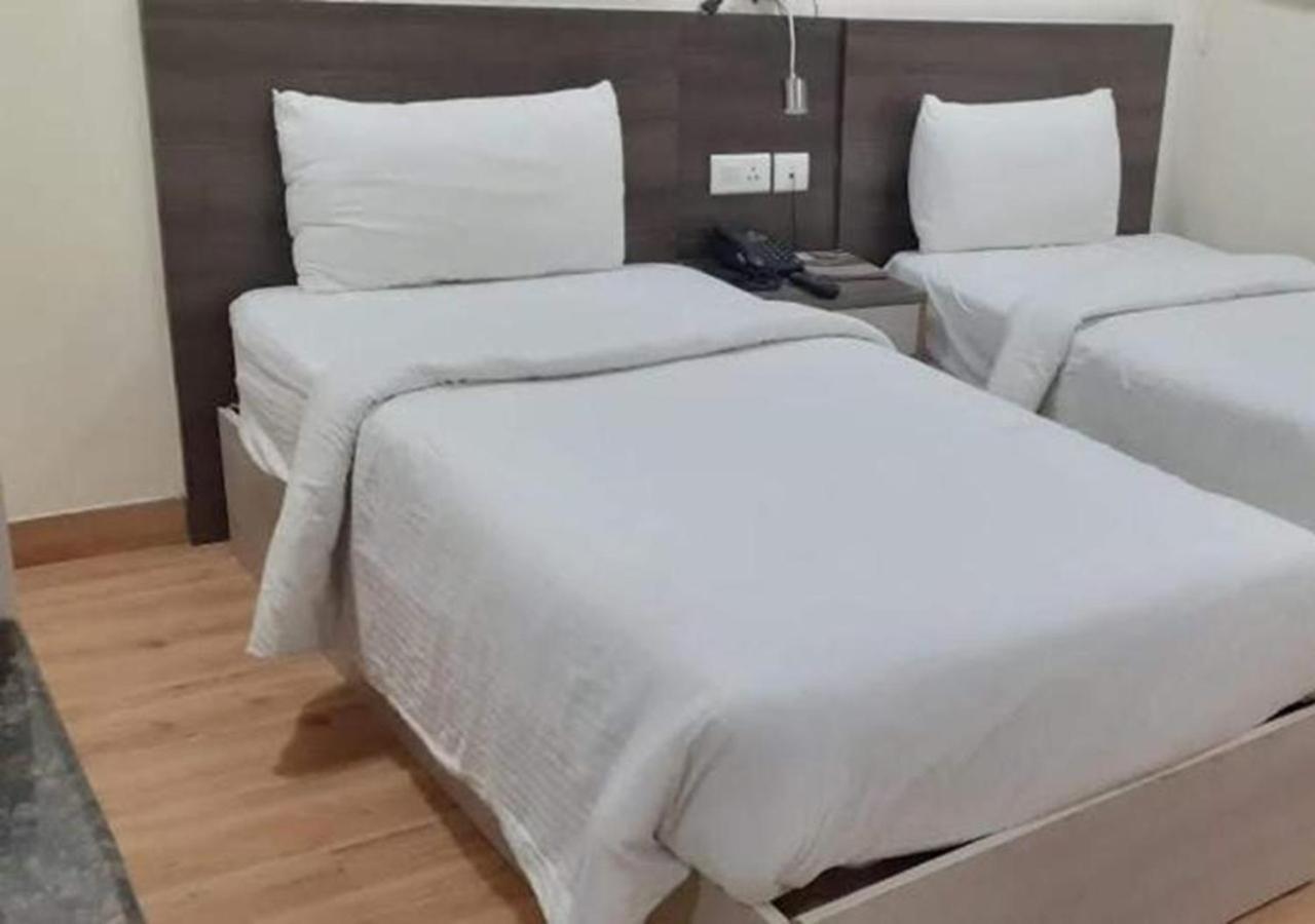 Hyphen Business Hotel ノイダ エクステリア 写真