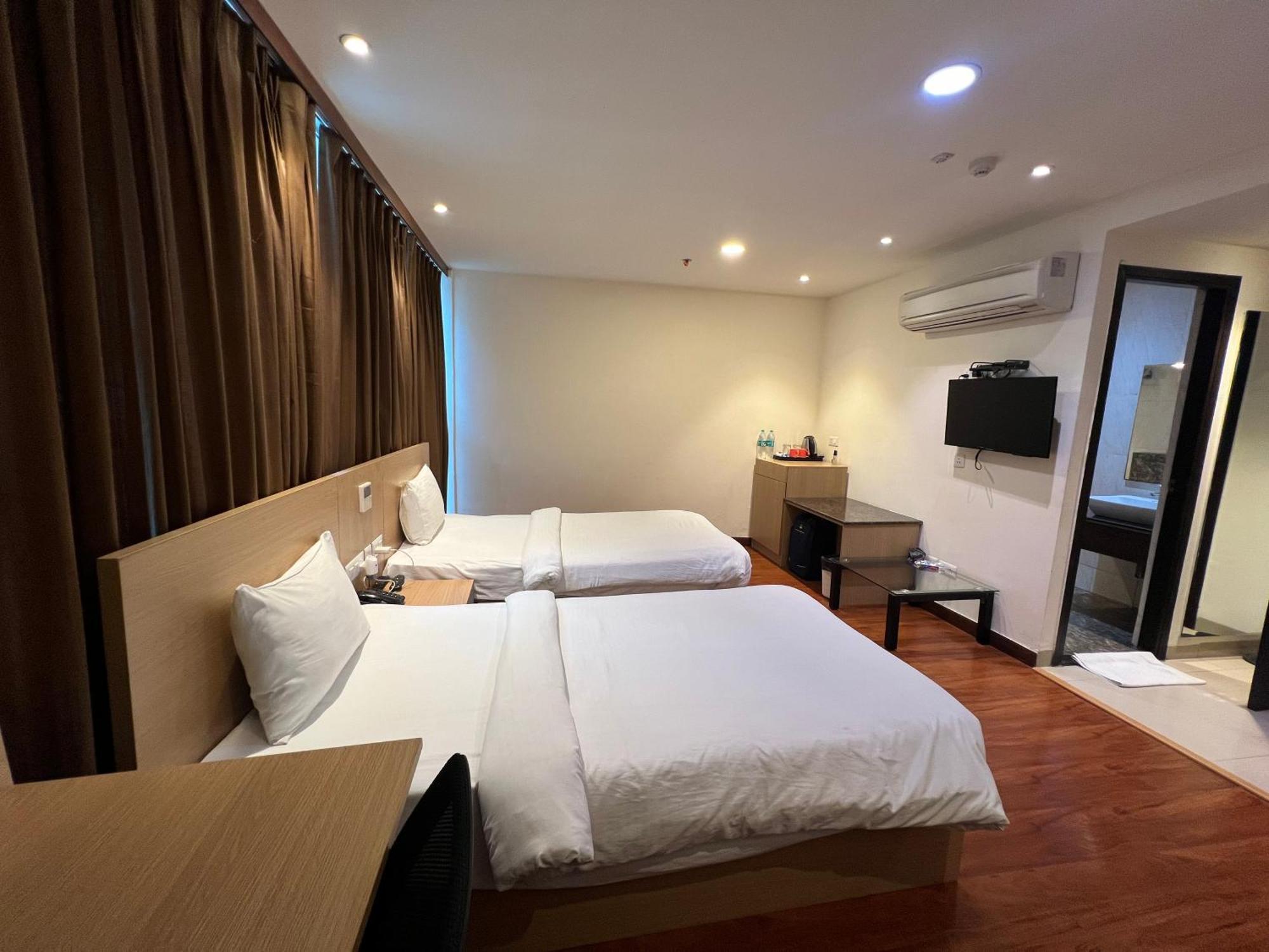 Hyphen Business Hotel ノイダ エクステリア 写真