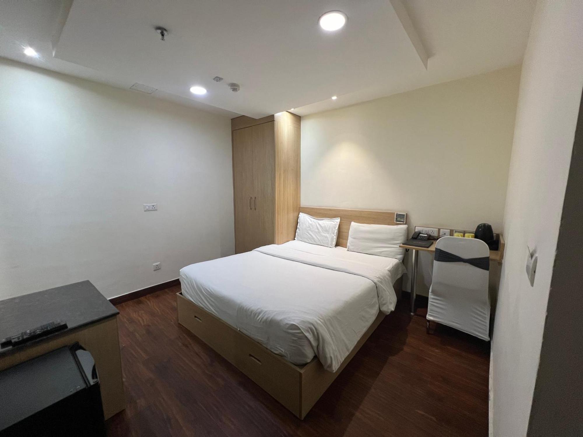 Hyphen Business Hotel ノイダ エクステリア 写真