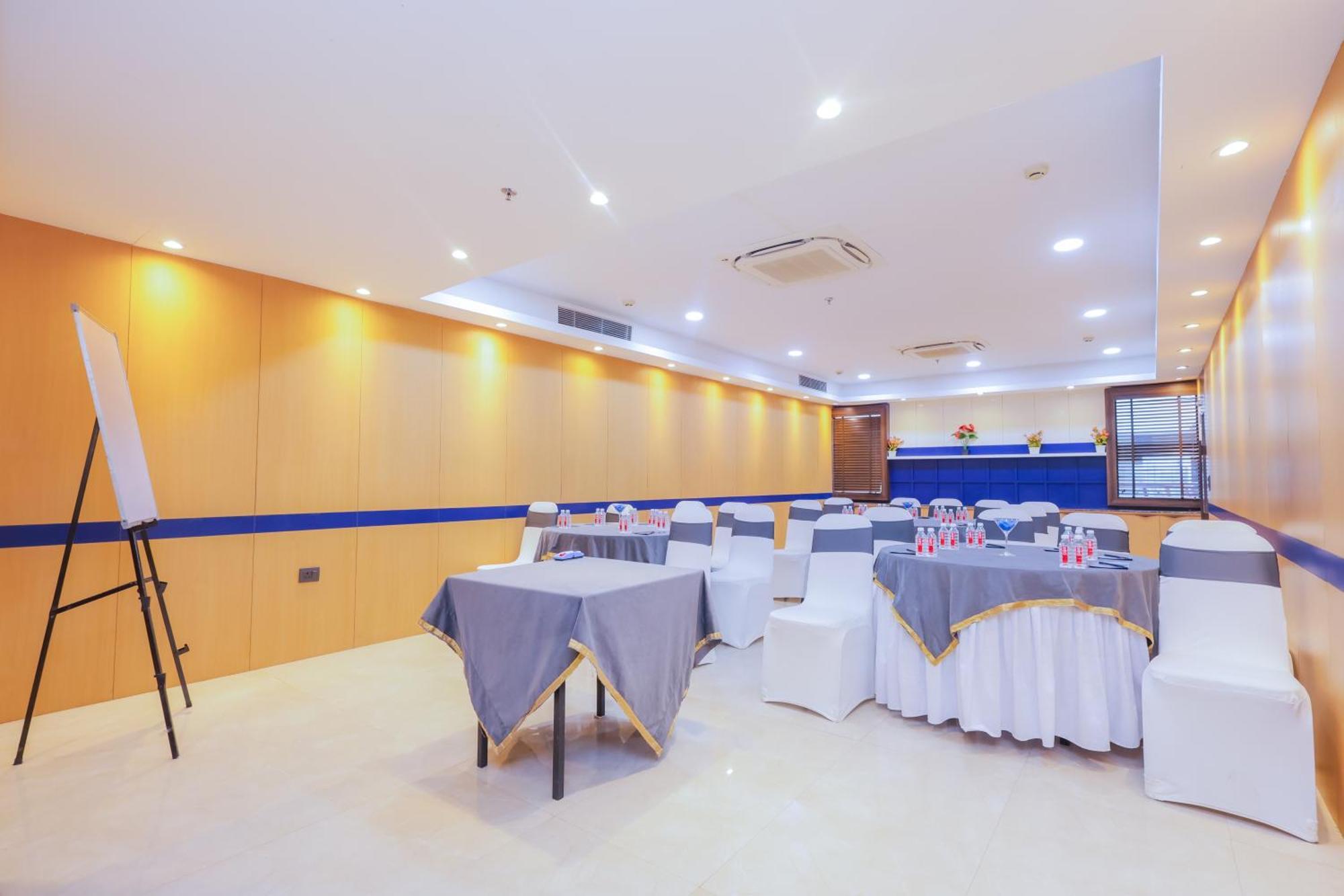 Hyphen Business Hotel ノイダ エクステリア 写真