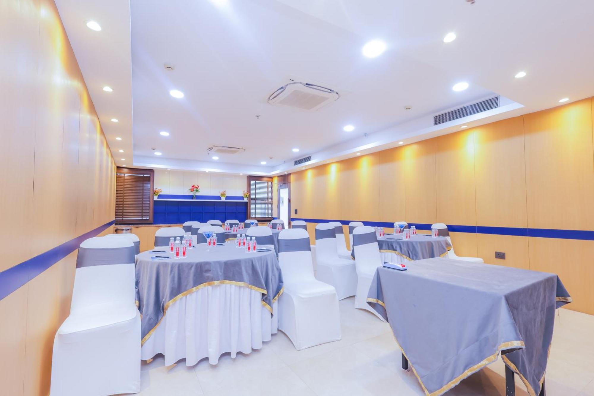 Hyphen Business Hotel ノイダ エクステリア 写真